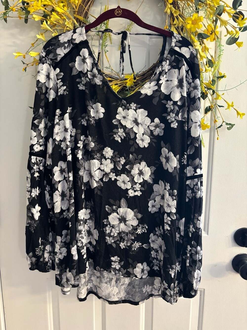 Kate & Mallory Black and White Floral Long Sleeve V-Neck Blouse